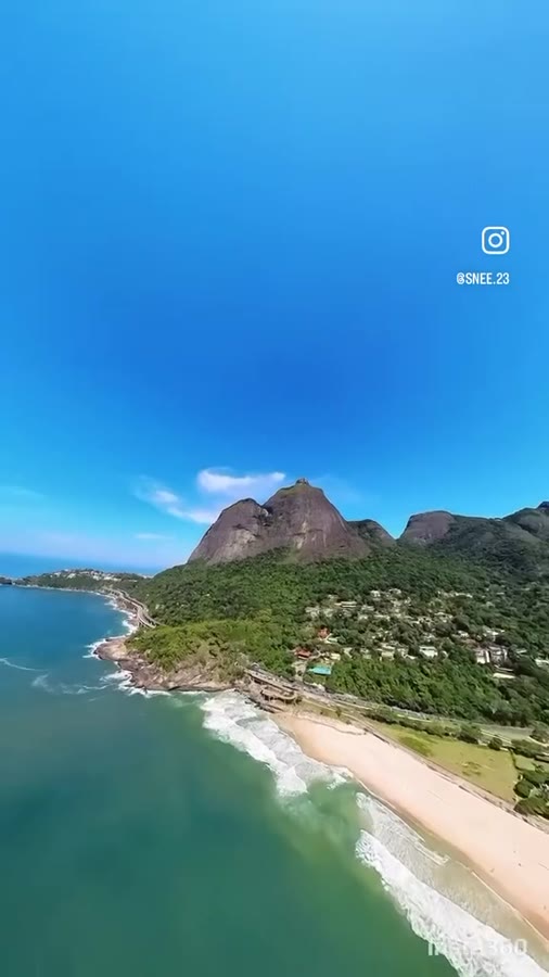 Vista aérea da Pedra da Gávea e da Praia de São Conrado