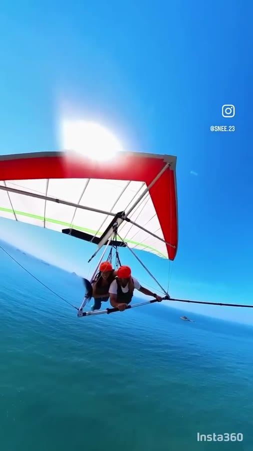 Piloto e passageiro em voo sobre o mar