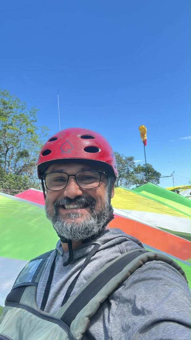 Marcelo Coelho na rampa, de capacete