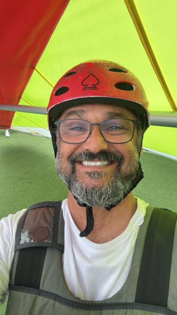 Marcelo Coelho sob a asa delta, de capacete