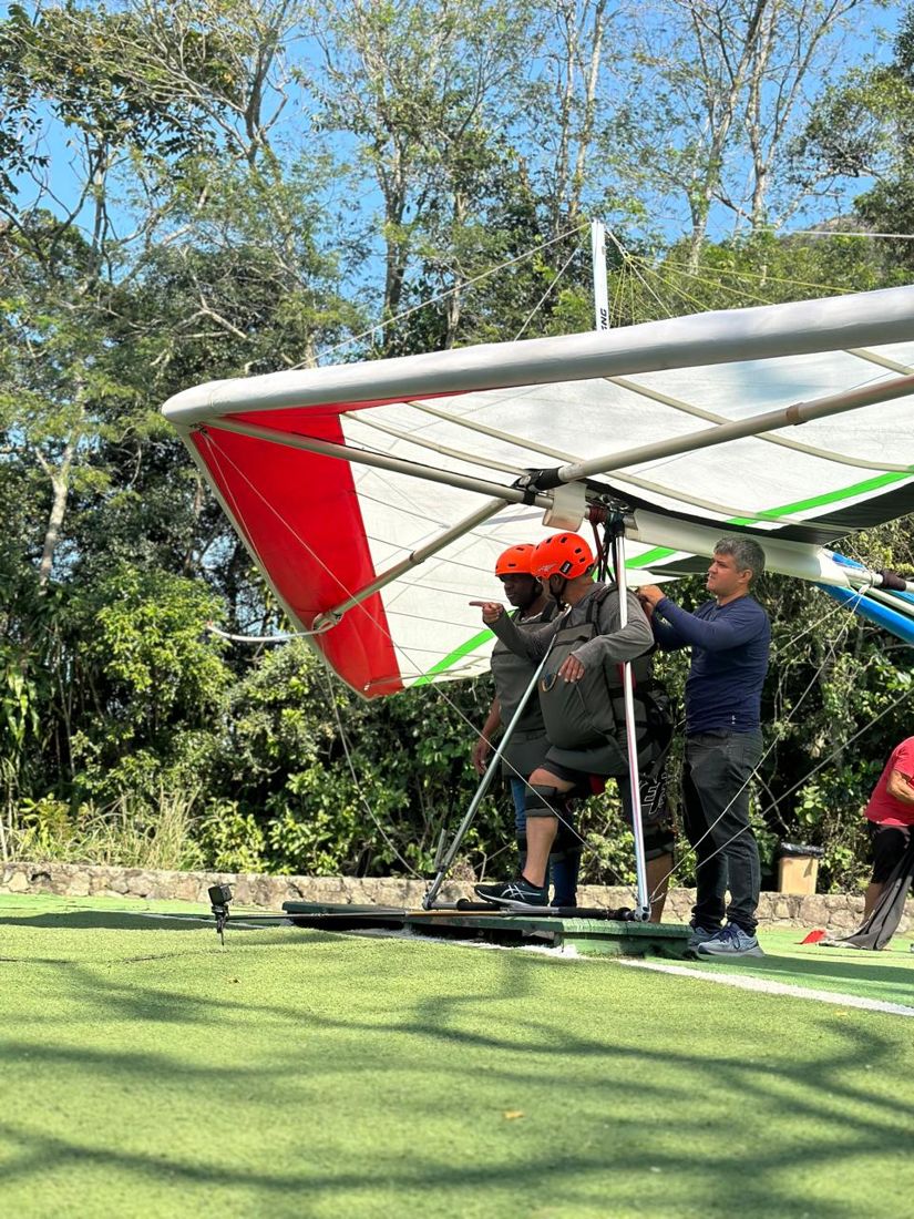 Piloto e passageiro prontos para decolar